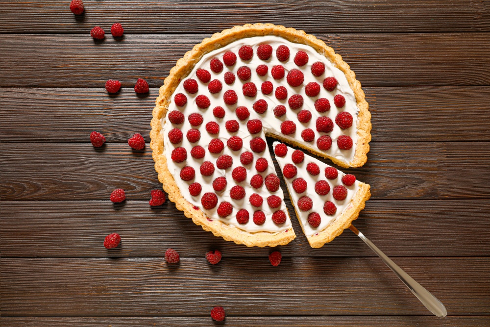 top view round raspberry pie with cream 