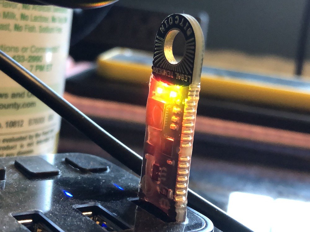 opendime plugged in flashing lights indicating its unused 